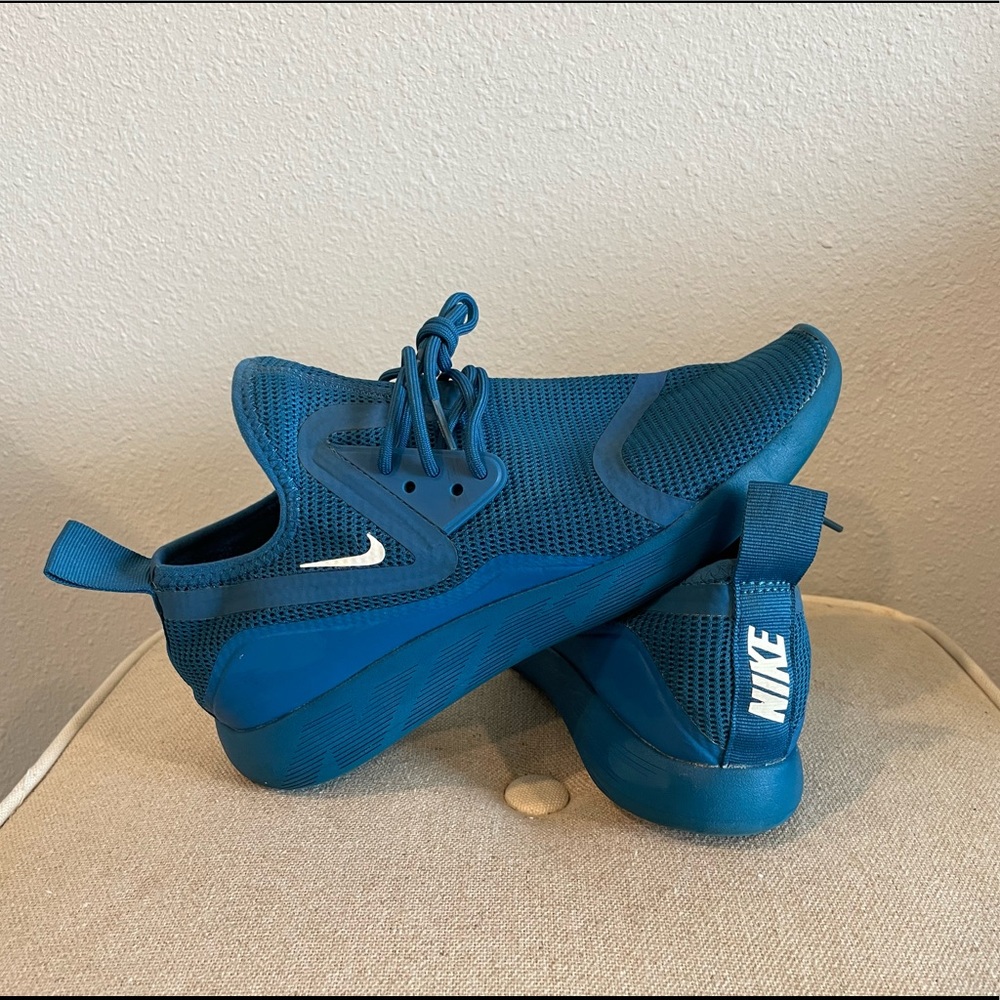 Mens size 8 blue nike shoes